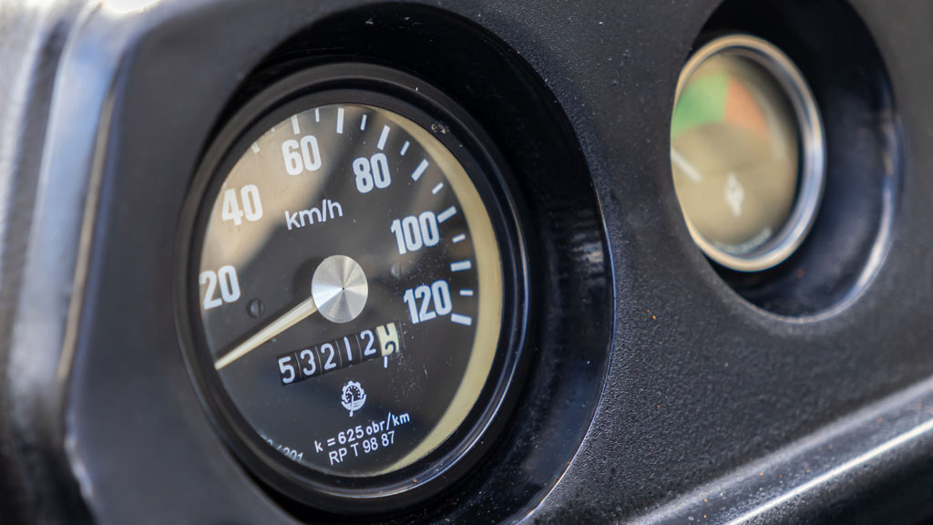 Tableau de bord d'une voiture d'occasion avec compteur kilométrique visible
