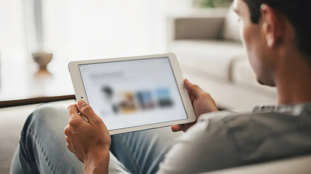 Personne remplissant un formulaire d'assurance auto temporaire sur tablette